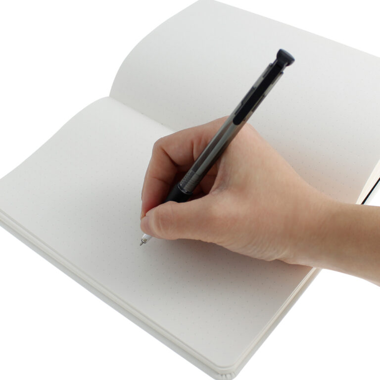 Libreta Skin Dots Blanca Abierta Mano